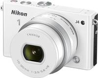 Nikon 1 J4 in weiß mit Nikkor 10-30 von vorne links Nikon 1 J4 in weiß mit Nikkor 10-30 von vorne links