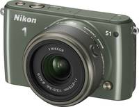 Nikon 1 S1 in khaki mit Nikkor 11-275 von vorne links