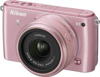 Nikon 1 S1 in pink mit Nikkor 11-275 von vorne links