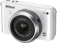 Nikon 1 S1 in weiß mit Nikkor 11-275 von vorne links