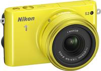 Nikon 1 S2 in gelb mit Nikkor 11-275 von vorne rechts