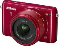 Nikon 1 S2 in rot mit Nikkor 11-275 von vorne links