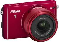 Nikon 1 S2 in rot mit Nikkor 11-275 von vorne rechts