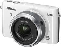 Nikon 1 S2 in weiß mit Nikkor 11-275 von vorne links