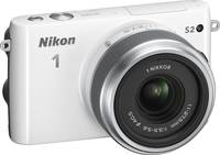 Nikon 1 S2 in weiß mit Nikkor 11-275 von vorne rechts