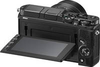 Nikon 1 V3 in schwarz mit Nikkor 10-30 und Klappdisplay von hinten rechts