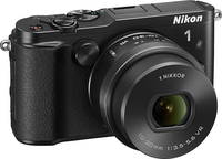 Nikon 1 V3 in schwarz mit Nikkor 10-30 von vorne rechts