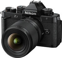 Nikon Z f in schwarz mit Nikkor Z 17-28mm f28 von schräg vorne links