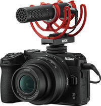 Nikon Z30 in schwarz mit 16-50DX 35-63 und Rode Mikrofon von vorne links Nikon Z30 in schwarz mit 16-50DX 35-63 und Rode Mikrofon von vorne links