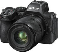 Nikon Z5 II in schwarz mit Z35 f14von schräg vorne links