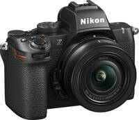Nikon Z50 II in schwarz mit Z DX 16-50mm f35-63 von schräg vorne rechts
