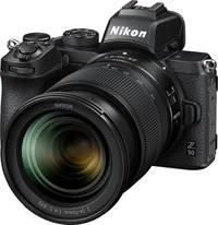 Nikon Z50 in schwarz mit Z 24-70mm von schräg vorne links