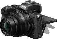 Nikon Z50 in schwarz mit Z DX 16-50mm ausgefahren und Klappdisplay von vorne links