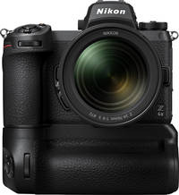 Nikon Z6 II in schwarz mit 24-70 und MB N11 Handgriff von vorne