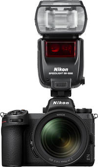 Nikon Z6 II in schwarz mit 24-70 und SB5000 Systemblitz von vorne