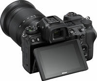 Nikon Z7 in schwarz mit Z24-70 und Klappdisplay von hinten links