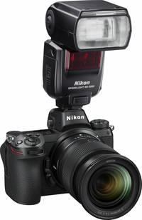 Nikon Z7 in schwarz mit Z24-70 und SB5000 von vorne rechts