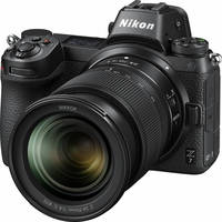 Nikon Z7 in schwarz mit Z24-70 von vorne links