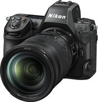 Nikon Z8 in schwarz mit Nikkor Z 24-70mm f28 von schräg vorne links Nikon Z8 in schwarz mit Nikkor Z 24-70mm f28 von schräg vorne links