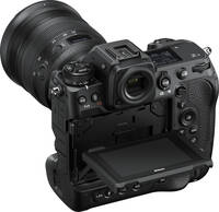 Nikon Z9 in schwarz mit 24-70mm f28 und Klappdisplay von schräg hinten links
