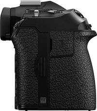 OM System OM-1 in schwarz von rechts