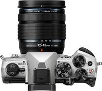 OM System OM-5 Mark II in silber mit m zuiko 12-45mm f4 von oben