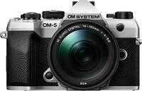 OM System OM-5 Mark II in silber mit m zuiko 14-150mm f4-56 von vorne