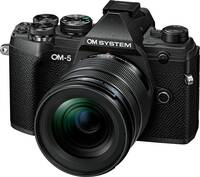 OM System OM-5 in schwarz mit MZuiko Digital ED 12-40mm f28 PRO II von vorne links