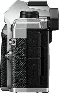 OM System OM-5 in silber von links