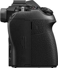 OM System OM-D E-M1 Mark II in schwarz von rechts OM System OM-D E-M1 Mark II in schwarz von rechts