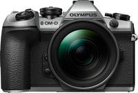OM System OM-D E-M1 Mark II in silber mit 12-40 mm von vorne OM System OM-D E-M1 Mark II in silber mit 12-40 mm von vorne