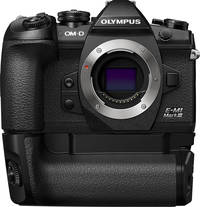 OM System OM-D E-M1 Mark III in schwarz mit Batteriegriff von vorne OM System OM-D E-M1 Mark III in schwarz mit Batteriegriff von vorne
