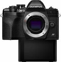OM System OM-D E-M10 Mark IV in schwarz mit Klappdisplay von vorne OM System OM-D E-M10 Mark IV in schwarz mit Klappdisplay von vorne