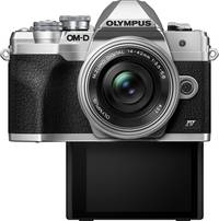 OM System OM-D E-M10 Mark IV in silber mit EZ M1442 und Klappdisplay von vorne OM System OM-D E-M10 Mark IV in silber mit EZ M1442 und Klappdisplay von vorne