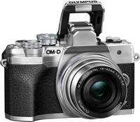 OM System OM-D E-M10 Mark IV in silber mit EZ M1442 und Popup Blitz von vorne links OM System OM-D E-M10 Mark IV in silber mit EZ M1442 und Popup Blitz von vorne links