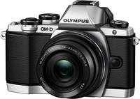OM System OM-D E-M10 in silber mit 14-42 mm von vorne links