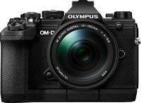 OM System OM-D E-M5 Mark III in schwarz mit M ZUKIO 14-150mm von vorne OM System OM-D E-M5 Mark III in schwarz mit M ZUKIO 14-150mm von vorne