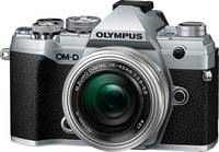 OM System OM-D E-M5 Mark III in silber mit M ZUKIO 14-42mm von schräg vorne links OM System OM-D E-M5 Mark III in silber mit M ZUKIO 14-42mm von schräg vorne links