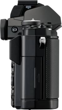 OM System OM-D E-M5 in schwarz von rechts OM System OM-D E-M5 in schwarz von rechts