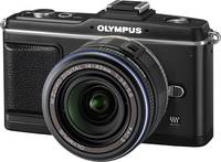 OM System PEN E-P2 in schwarz mit 14-42 mm von vorne links