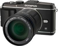 OM System PEN E-P3 in schwarz mit 14-150 mm von vorne links