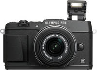 OM System PEN E-P5 in schwarz mit 14-42 mm und Blitz von vorne