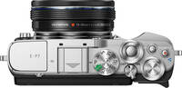 OM System PEN E-P7 in schwarz silber mit 14-42mm 35-56 ez von oben