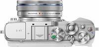 OM System PEN E-P7 in weiß mit 14-42mm 35-56 ez von oben
