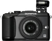 OM System PEN E-PL2 in schwarz mit 14-42 mm und Blitz von vorne
