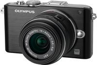 OM System PEN E-PL3 in schwarz mit 14-42 mm von vorne links