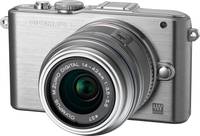 OM System PEN E-PL3 in silber mit 14-42 mm von vorne links