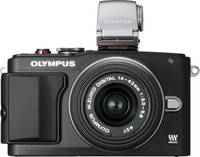 OM System PEN E-PL6 in schwarz mit 14-42 mm und Aufstecksucher von vorne