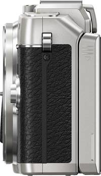 OM System PEN E-PL7 in silber von links OM System PEN E-PL7 in silber von links