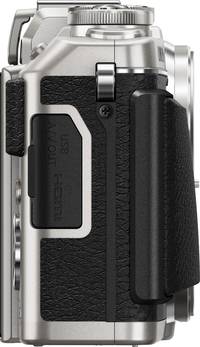 OM System PEN E-PL7 in silber von rechts OM System PEN E-PL7 in silber von rechts